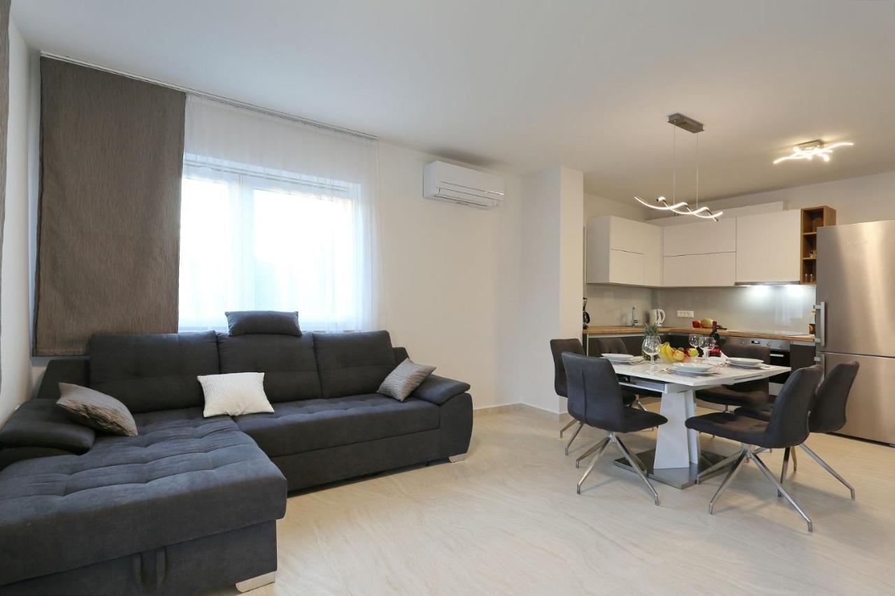 Villa Ankora 1 With Heated Pool 비오그라드나모루 외부 사진